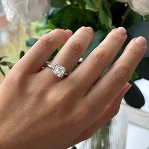 Anillo de Compromiso Sostenible con Diamante Cultivado en Laboratorio de 2 Quilates, Corte Asscher, Media Montura, Oro de 14K, Certificado IGI - Product Image 2