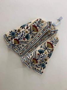 เสื้อแจ็คเก็ตกำมะหยี่ปักลายซูซานีพรีเมียมสำหรับผู้หญิง สีขาว ลายดอกไม้ สไตล์โบโฮ ทำมือ ลายชนเผ่า เสื้อแจ็คเก็ตสั้น ของขวัญสุดเพอร์เฟกต์สำหรับเธอ - Product Image 1