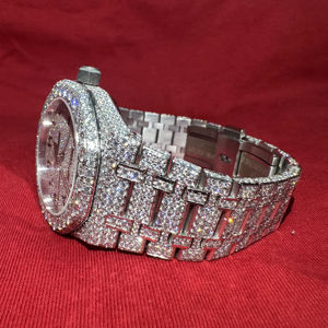 Reloj de Buceo de Lujo al por Mayor de Cuarzo y Acero Inoxidable para Hombre y Mujer, Diseño Deportivo Iced con Moissanita VVS Color D y Esfera de Cristal, Estilo Hip Hop - Product Image 1