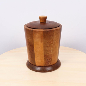 Seau à glace vintage en bois artisanal avec panneaux rayés verticaux, couvercle assorti avec bouton et charmes rustiques chaleureux pour bars - Product Image 1