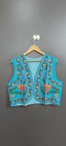 Chaleco sin mangas de terciopelo y algodón bordado floral de Shree Balaji Textiles, chaqueta boho para mujer, transpirable, con cuello en V, de algodón. - Product Image 5