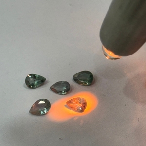 คริโซเบอรีล อเล็กซานไดรต์ทรงลูกแพร์ขนาด 6x4 มม. หายาก ธรรมชาติ เปลี่ยนสีได้  แบบเม็ดเดี่ยว  ปรับขนาดแล้ว  อัญมณีคุณภาพสูงจากอินเดีย เหมาะสำหรับทำเครื่องประดับ - Product Image 5