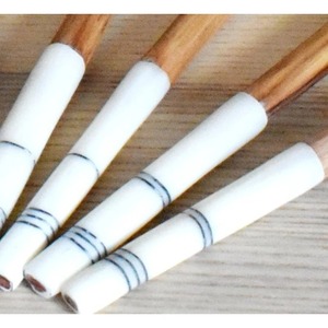 Cucharas de madera de diseño minimalista con mango largo en blanco y negro, juego de cucharas duraderas para servir, de UO INDIA. - Product Image 3