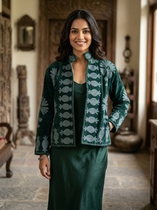 Veste bomber élégante pour femme en velours épais, col montant, broderie, manches longues, écologique, respirante, rembourrée de soie, vert automne - Product Image 3
