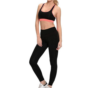 Ensembles de yoga pour femmes en tissu extensible uni respirant avec logo frontal, design tendance et texture douce - Product Image 6