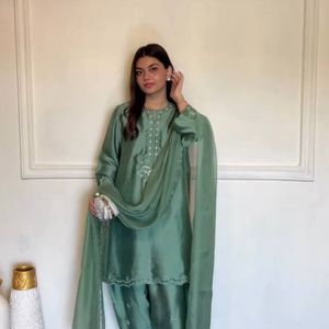 Hermosa y lujosa diseñadora de moda Nueva colección Secuencia y bordado Trabajo Triturado Chinon Lehenga Choli - Product Image 1