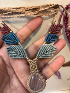 Collier en macramé fait main avec pendentif en pierre de quartz rose, perles dorées, bijoux de style bohème, vente en gros - Product Image 1