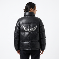 Manteau d'hiver pour homme en peau de mouton noire avec logo imprimé sur le devant, col montant tissé, style streetwear, fermeture éclair réversible, imperméable, rembourré de duvet
