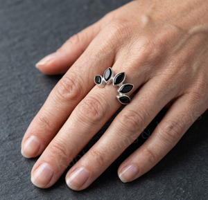 Anillo minimalista de plata 925 con ónix negro de 3x6 mm, corte marquesa, engaste en bisel, diseño de hoja de planta, unisex, con piedra preciosa, regalo para ella. - Product Image 4