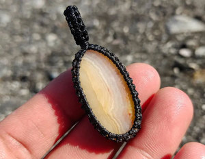 สร้อยคอจี้หินอาเกตแบบทำมือพร้อมเชือกถักสีดำ หินธรรมชาติ สไตล์โบโฮ เครื่องประดับคริสตัลบำบัดแบบชนเผ่า - Product Image 2