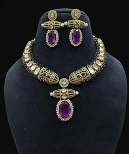 Collier tribal afghan Kuchi avec grandes plaques argentées embossées et grands cabochons en verre rouge - Product Image 5