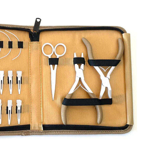 Kit d'outils pour extensions de cheveux en acier inoxydable noir et or avec logo personnalisé, comprenant des pinces, un anneau de séparation et une aiguille à coudre pour les trames. - Product Image 2