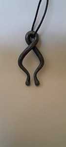 Colgantes de hierro forjados a mano con un estilo rústico artesanal, ideales para la creación de joyas, collares, dijes, manualidades, regalos y accesorios. - Product Image 4