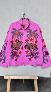 Chaqueta Tropical Rosa Bordada con Palmeras y Rinocerontes, Estilo Boho Floral, Cuello Mandarín, Tejido de Punto, Corte Holgado, Ropa de Verano - Product Image 1