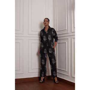 Conjunto de Traje Coordinado Negro para Mujer Quince Life Rose Noir con Elegante Diseño de Cuello - Product Image 4