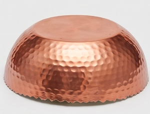 Cuenco de cobre martillado a mano con interior blanco, diseño moderno para servir comida y como regalo. - Product Image 3
