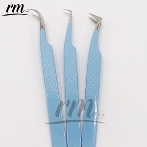 Pinzas para Extensión de Pestañas RMI con Recubrimiento en Polvo Azul Cielo, Curvadas Tipo L, Agarre Fuerte, Acero Inoxidable, Ligeras, Antibacterianas - Product Image 1