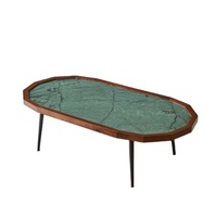 Table basse moderne de luxe en marbre vert émeraude avec structure en bois de teck massif et pieds en métal, fabriquée à la main pour le salon
