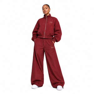 Chaqueta cortavientos de nailon color burdeos para mujer al por mayor, con cintura elástica ancha personalizada y mangas voluminosas, ideal para compradores de ropa deportiva y athleisure. - Product Image 1