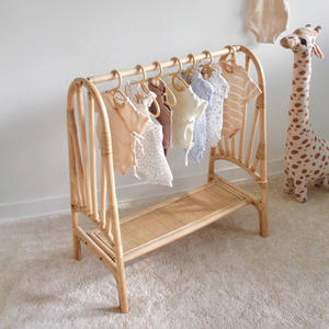 Rail de présentation de vêtements en rotin personnalisé avec étiquette de marque, présentoirs à vêtements, rails de suspension pour vêtements - Product Image 2