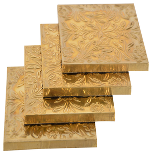 Juego de posavasos cuadrados de latón martillado con un delicado diseño de hojas y flores doradas, disponible a precios de mayorista. - Product Image 6