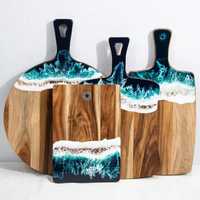 Planche à charcuterie artisanale en bois d'acacia et résine bleu océan profond, plateau de service en époxy motif vague marine, grande assiette à fromage en bois, vente en gros