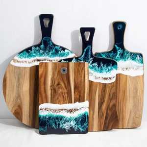 Planche à charcuterie artisanale en bois d'acacia et résine bleu océan profond, plateau de service en époxy motif vague marine, grande assiette à fromage en bois, vente en gros - Product Image 5