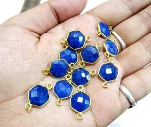 Connecteurs Briolette en Saphir Bleu Teinté Forme Hexagonale 10mm avec Double Boucle et Breloques à Monture - Product Image 2