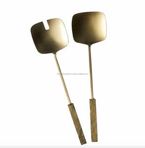 Impresionante Servidor de Ensalada de Latón Liso Diseñado para Agregar un Brillo Radiante a las Cenas Especiales - Product Image 3