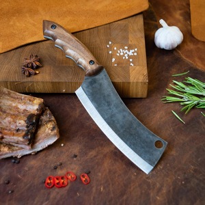 Couteau de cuisine ambidextre artisanal Edge Master Manufacture, lame en acier carbone 7 pouces, manche en bois de noyer, étui en cuir - Product Image 2