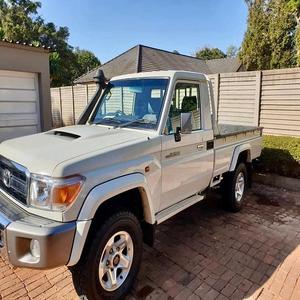Vente en gros de Toyota LandCruisers Pick Up 2.8L Turbo Diesel 4 cylindres 4x4 Double Cabine Sièges en cuir Caméra arrière Livraison rapide - Product Image 1