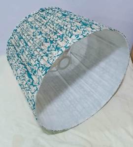 Abat-jour en tissu Ikat Anna, style nouveau, à bord festonné, avec douilles E27 pour lampe de bureau, couleur bleu-vert. - Product Image 5
