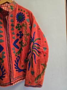 Chaqueta Suzani de Terciopelo Naranja Premium para Mujer, Bordado Floral de Corazones, Estilo Bohemio Étnico, Abrigo de Invierno de Diseñador al por Mayor - Product Image 4
