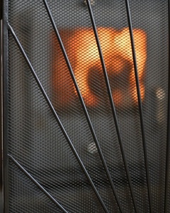 Protector de Chimenea Metálico con Diseño de Arco Solar, Malla Plegable de Tres Paneles, Resistente al Calor, Diseño Moderno - Product Image 3