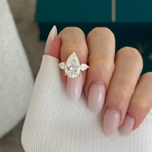 Bague à trois pierres en diamant de laboratoire de 4 carats, forme poire, certifiée IGI et pureté VVS, bague trilogie bicolore en diamant, à vendre - Product Image 1