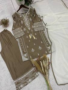Magnifique costume palazzo en soie brodé de haute qualité, coupe ajustée, infroissable, avec travail de miroir, idéal pour les mariages - Product Image 3