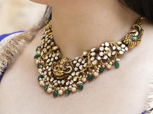 Ensemble collier choker et boucles d'oreilles, fabrication artisanale, matériaux fins, collier inspiré de Sabyasachi pour femmes, mode indienne, bijoux Kundan - Product Image 2