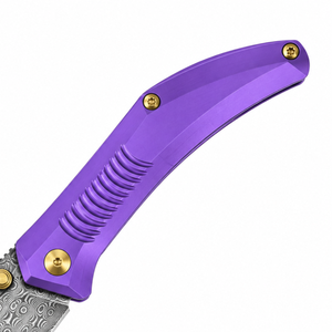 Navajas de bolsillo plegables con hoja curva de patrón Damasco plateado, mango morado, agarre texturizado y tornillos con detalles dorados para uso general - Product Image 3