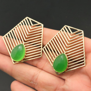 Boucles d'oreilles élégantes en laiton plaqué or 18 carats avec pierres précieuses en jade naturel, inspirées des créateurs, pour soirée, cadeau pour elle - Product Image 4