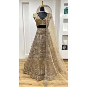 Lehenga Choli de créateur pour les fêtes et les mariages avec des broderies - Product Image 3