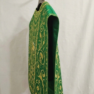 Chasuble verte brodée, vêtement liturgique pour prêtre catholique romain, robe liturgique avec motif floral doré, design personnalisé - Product Image 4