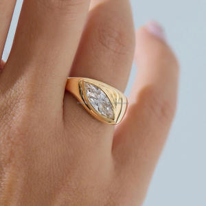 Découvrez l'élégance intemporelle avec nos bijoux de luxe en or 18 carats et diamants, fabriqués avec précision et brillance, certifiés authentiques. - Product Image 1