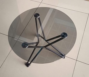 Mesa de centro moderna redonda de vidrio con estructura metálica para sala de estar o cafetería - Product Image 3