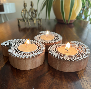 Portavelas de madera artesanales con motivos paisley y delicados bordes florales blancos. Encanto rústico elegante. Disponible al por mayor - Product Image 1