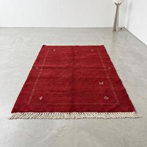 Tapis en laine noué à la main rouge rubis, design classique minimaliste à bordure florale, tapis décoratif de luxe fait main avec franges et pompons - Product Image 1