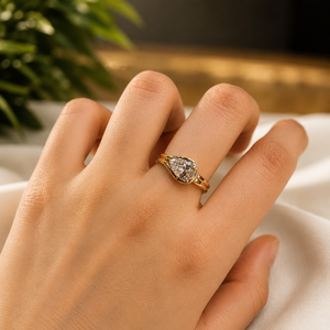 Bague d'anniversaire classique en moissanite avec diamant taille poire serti clos, plaqué or jaune 18 carats, pour femme - Product Image 4