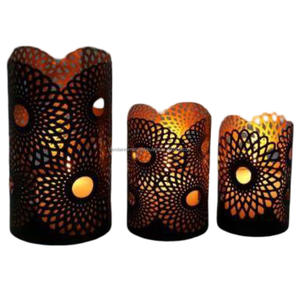 Ensemble de 3 bougeoirs ronds en fer avec revêtement intérieur en or et extérieur en poudre noire fini pour la décoration intérieure - Product Image 6