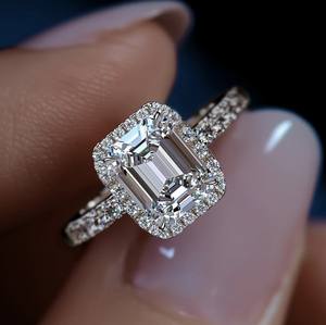 Anillo de Compromiso de Lujo con Moissanita de Corte Esmeralda de 2 Quilates, Chapado en Oro de 18k sobre Plata de Ley, con Halo, para Boda y Fiesta - Product Image 4