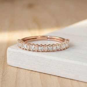 Anillo de Boda Elegante para Ella con Diamantes Cultivados en Laboratorio de Corte Baguette y Princesa, Color E VVS, Oro Sólido de 10K, 14K, 18K, Media Eternidad - Product Image 3
