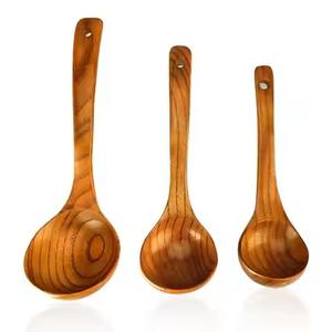 Cuillère de service traditionnelle en bois pour la cuisine et les repas en famille - Product Image 5